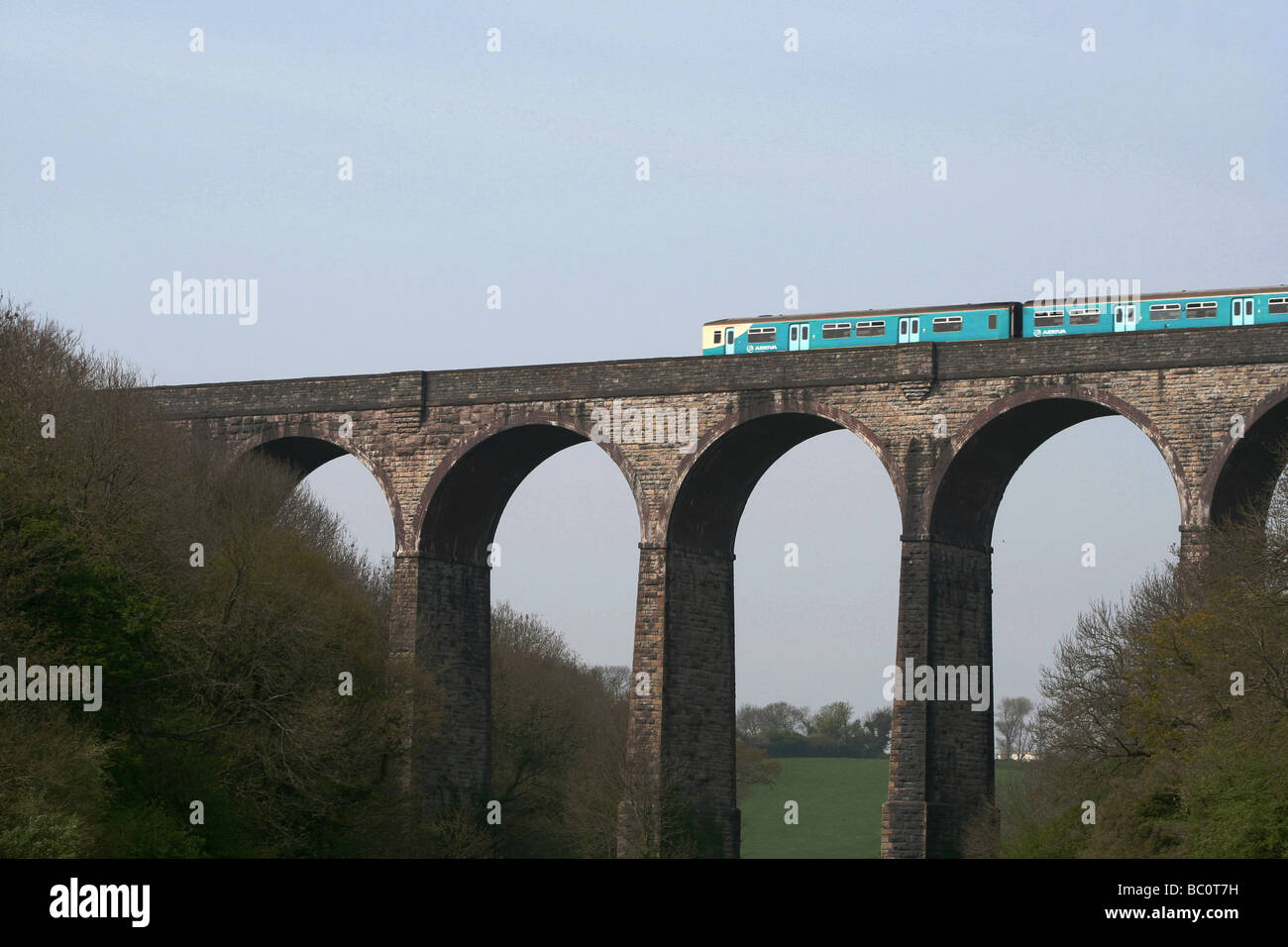 Commuter train Kreuzung Porthkerry Viadukt Barry Vale von Glamorgan South Wales UK Stockfoto