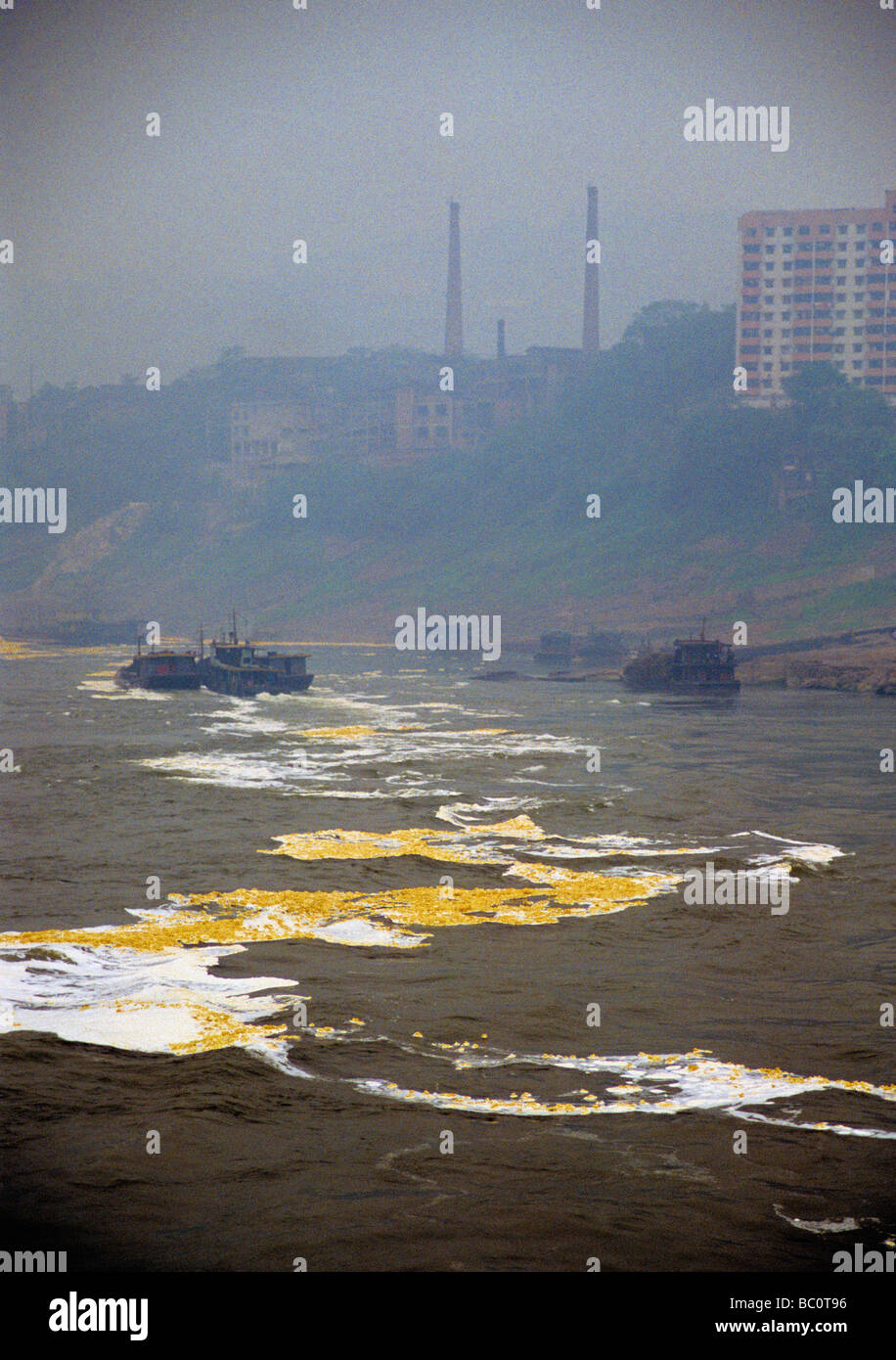 Industrielle Wasserverschmutzung in China von Fabriken entlang Yangtze flussabwärts von Chongqing Stockfoto
