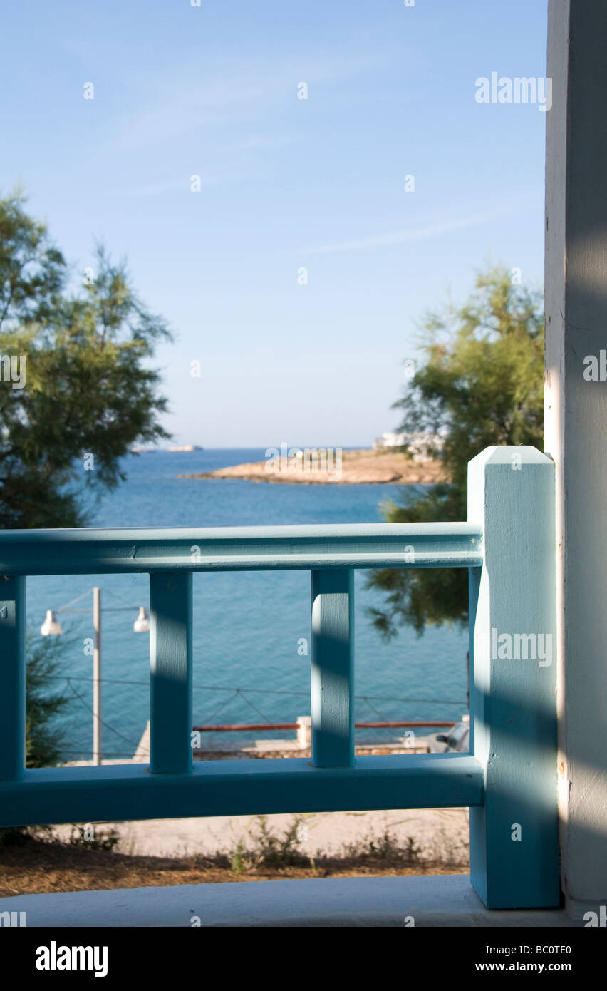 Griechenland griechische Insel Inseln griechische Insel Paros Ansicht blauen Schiene klassische Architektur häufig generische Logaras Schatten Schatten Cycladen Stockfoto