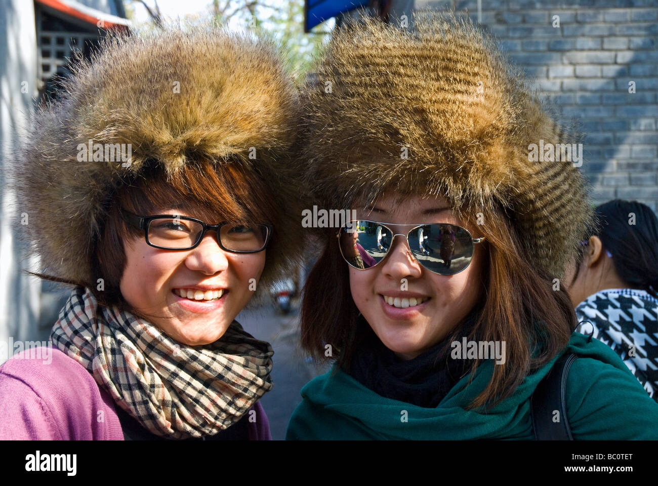 Trendige chinesische Mädchen in lustige Hüte Beijing Stockfoto