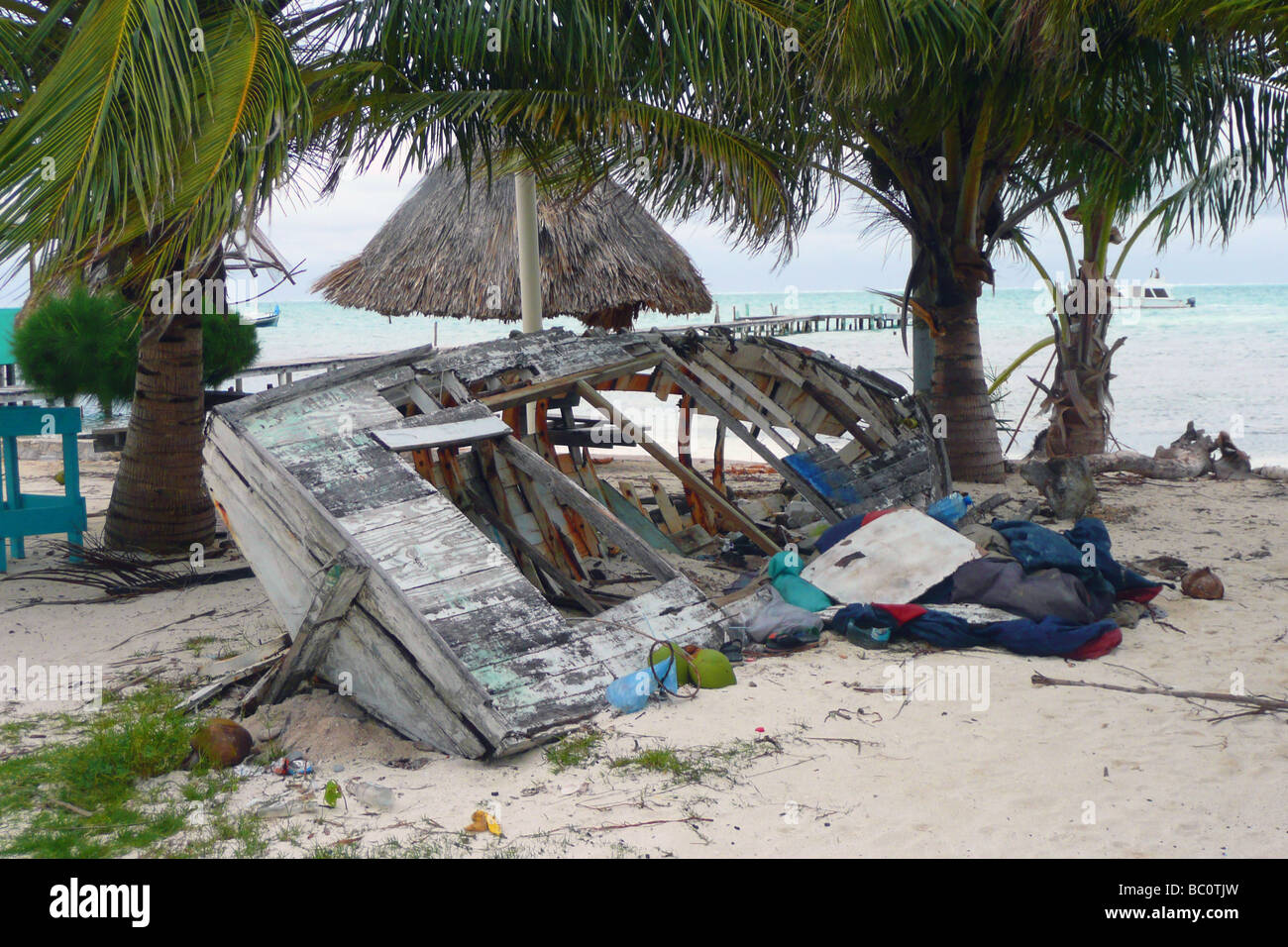 Zerstörten Boot am Strand auf Ambergris Caye Belize Mittelamerika Stockfoto