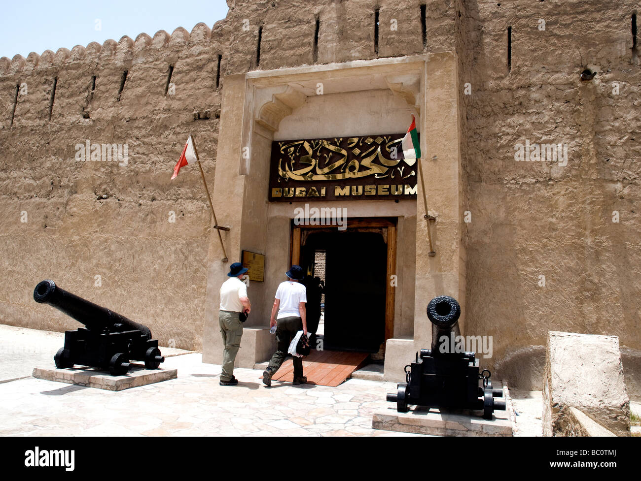 Kanonen schmücken den Eintritt in das Dubai Museum, früher Al-Fahidi-Fort, in Bur Dubai, Rive Gauche Viertel der Stadt Stockfoto