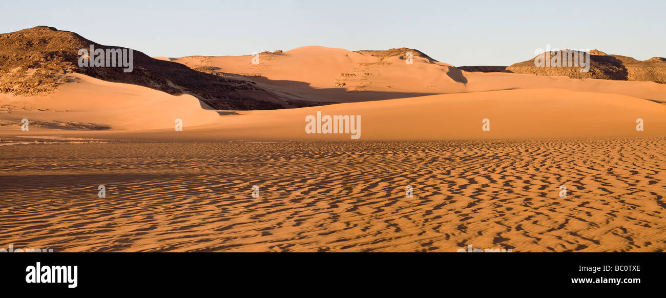 Panorama der Wind erodiert Wüstenboden mit Graten in Schuss und entfernten Sanddünen, Östliche Wüste, Ägypten, Afrika Stockfoto