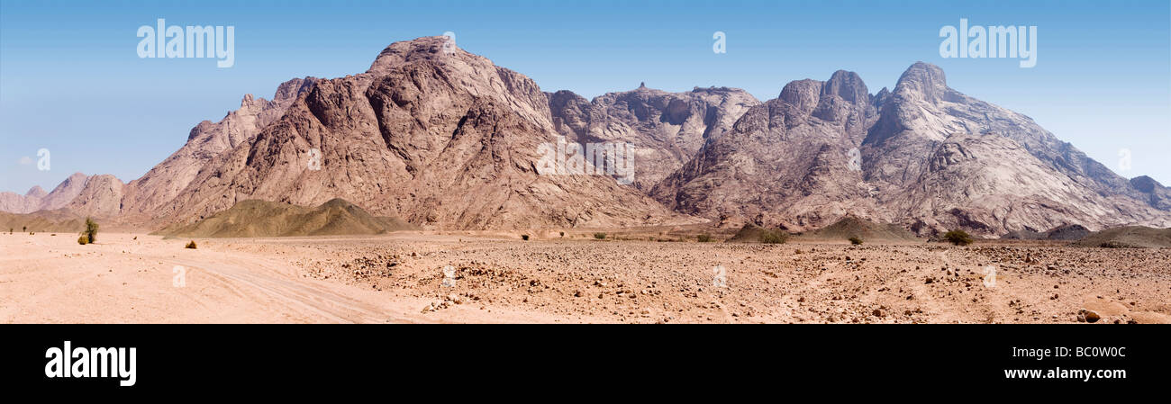 Panorama über Wüstenboden zu fernen Bergketten, Östliche Wüste von Ägypten, Afrika Stockfoto