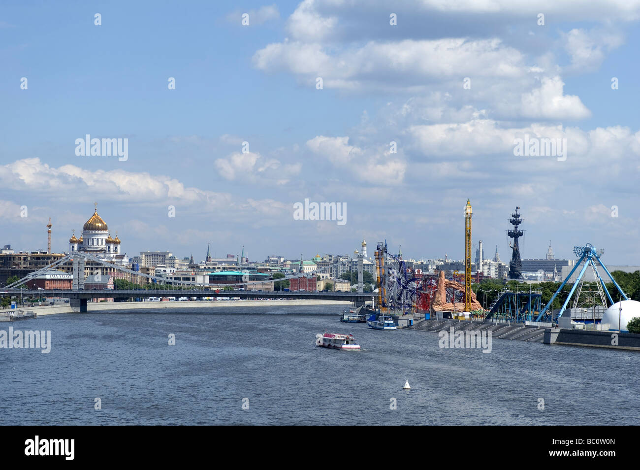 Russland Moskau Fussgängerbrücke über Moskwa Stockfoto
