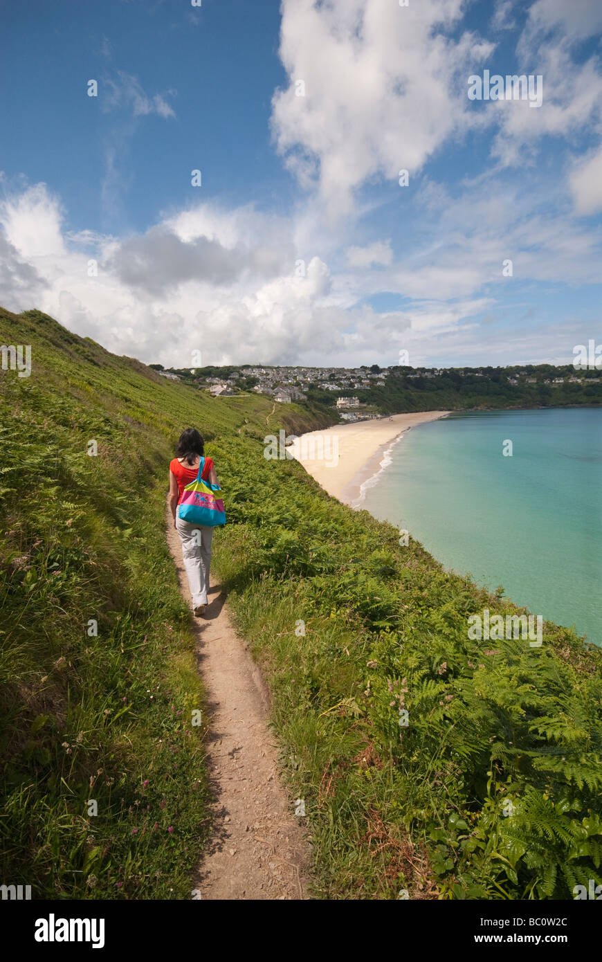 Fuß entlang der Küste in der Nähe von Carbis Bay und St. Ives in Cornwall Stockfoto