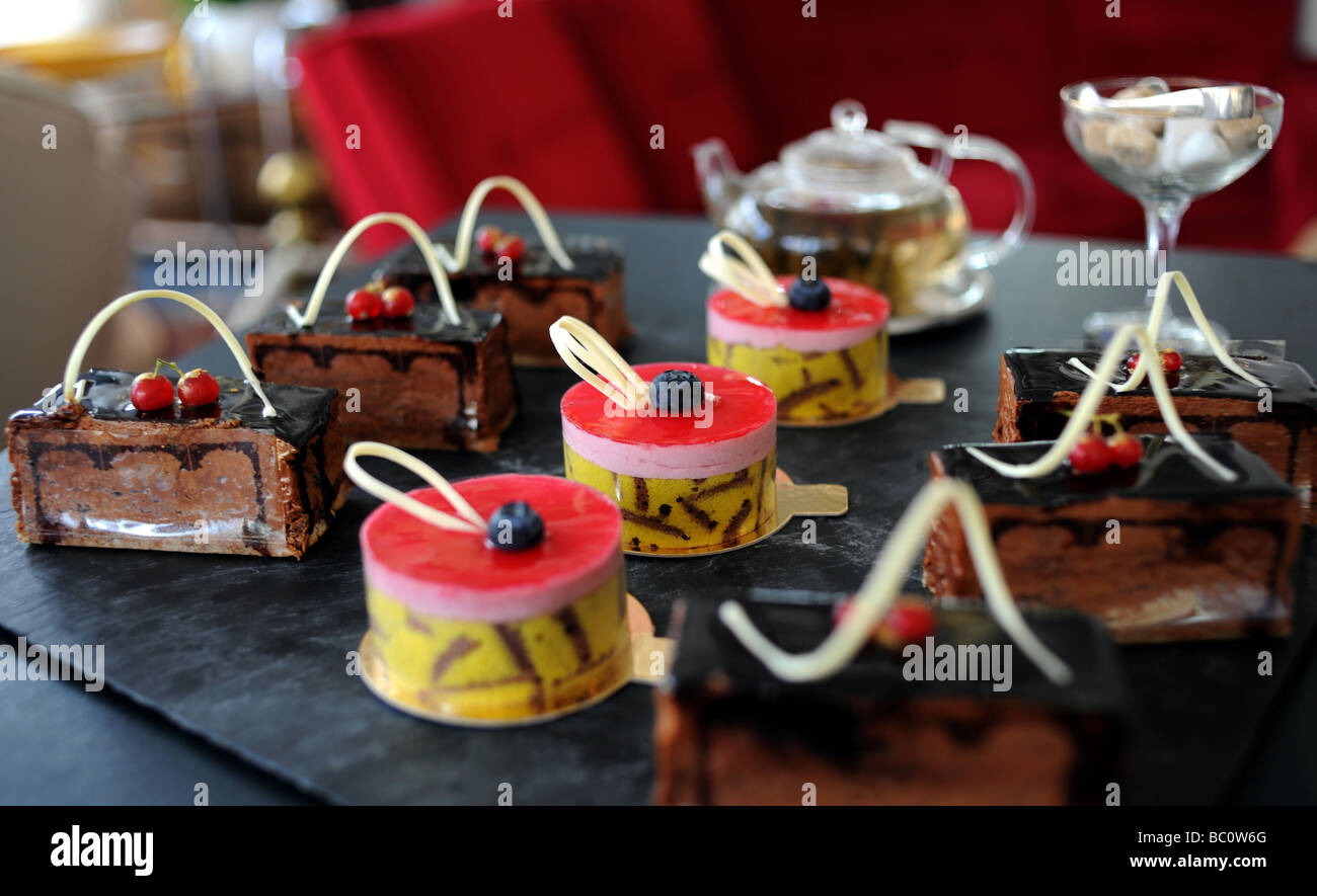 Schöne Kuchen auf dem Display an der Metrodeco-Teesalon in Brighton UK Stockfoto