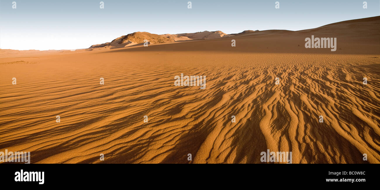Panorama der Wind erodiert Wüstenboden mit Graten in Schuss und entfernten Sanddünen, Östliche Wüste, Ägypten, Afrika Stockfoto