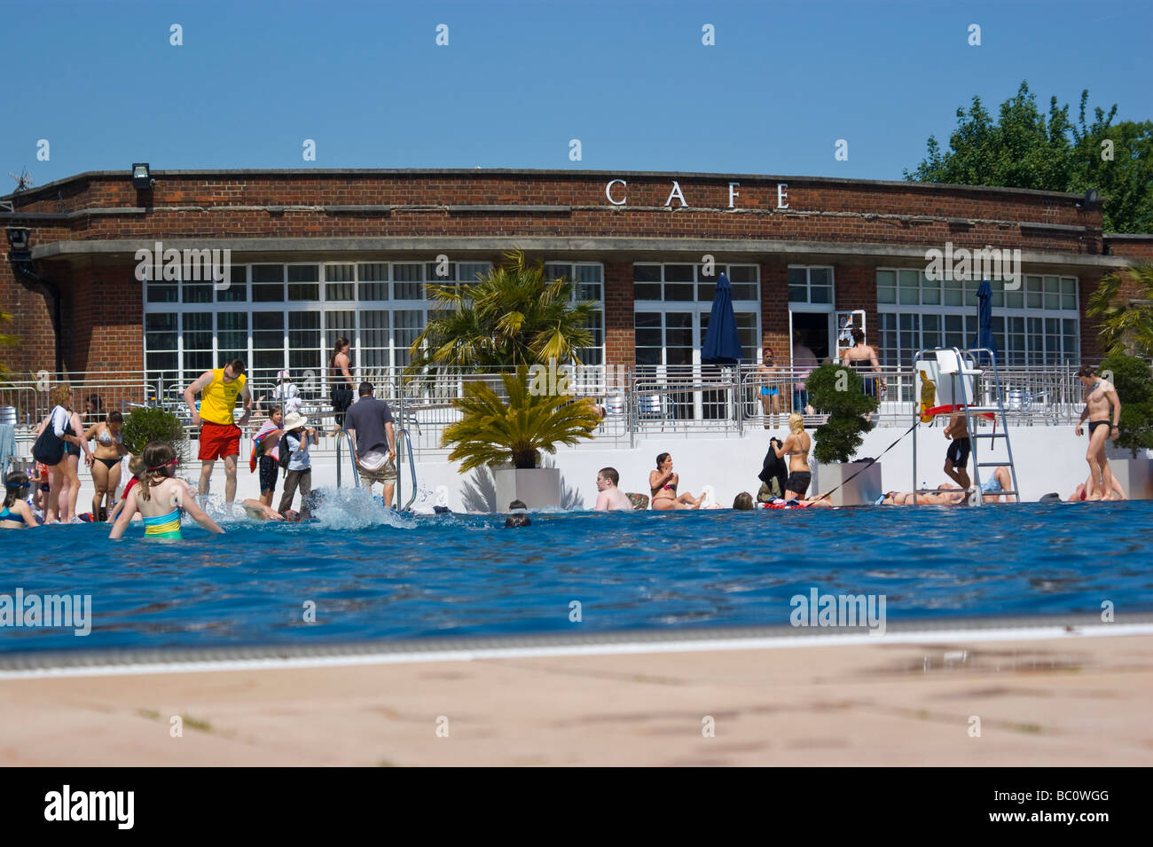 Strandbad am Gospel Oak sieht regen Handel an einem sehr heißen Samstag im Mai 2009. Stockfoto