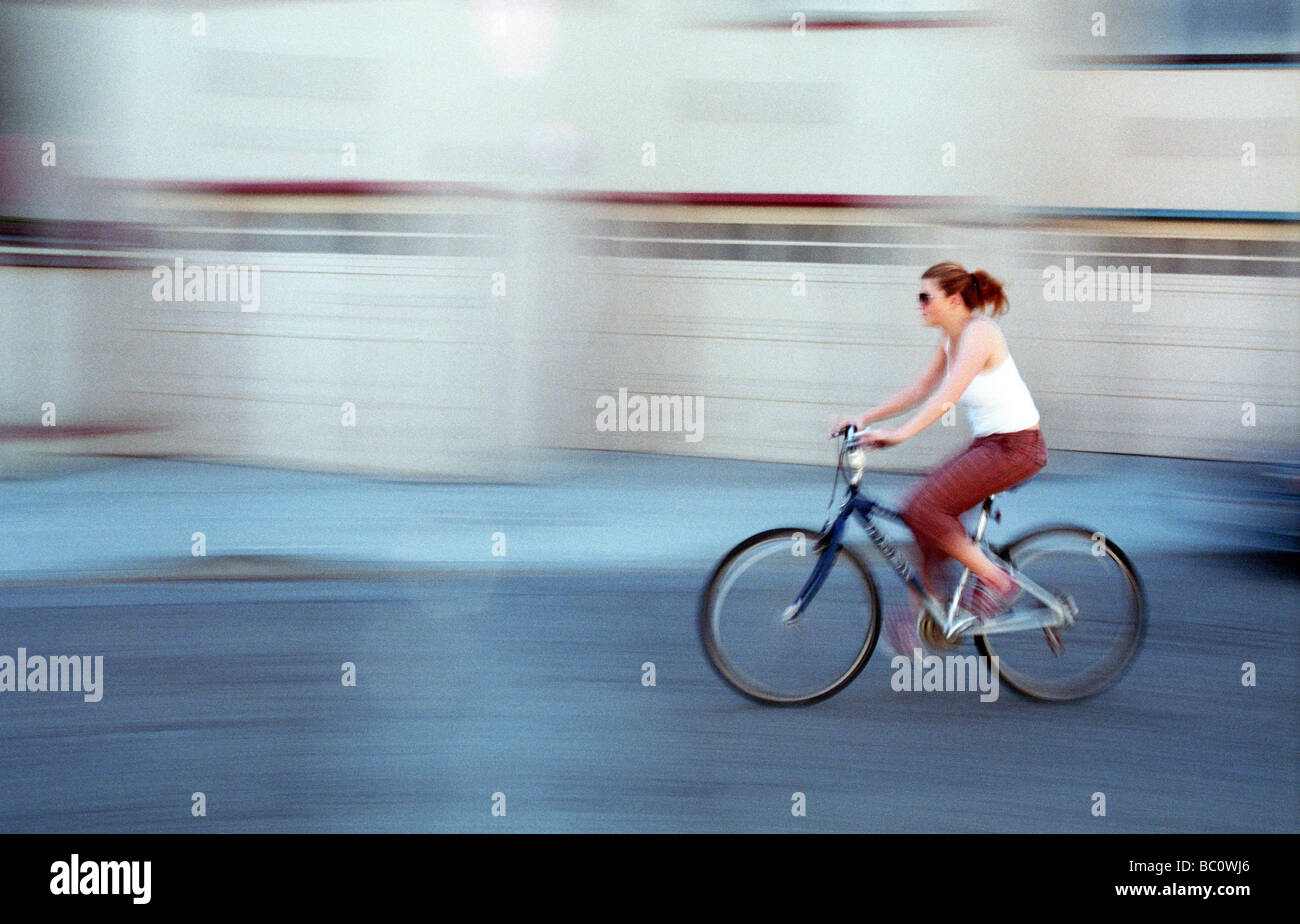 Eine junge Frau reitet auf einem Fahrrad. Stockfoto