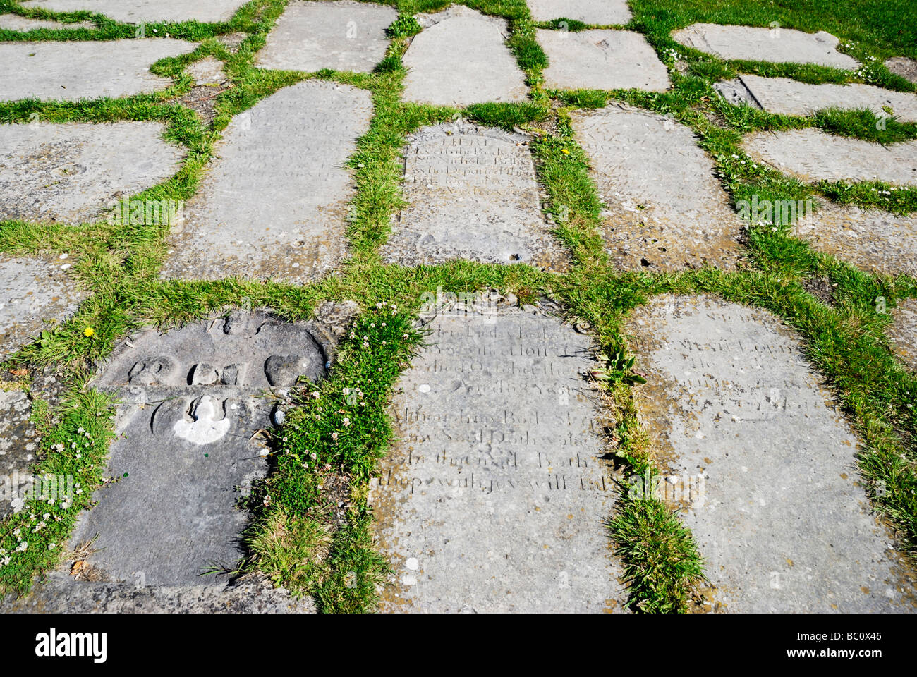 Sehr alte Grabsteine auf dem Gelände des Romsey Abbey Romsey Hampshire England Stockfoto