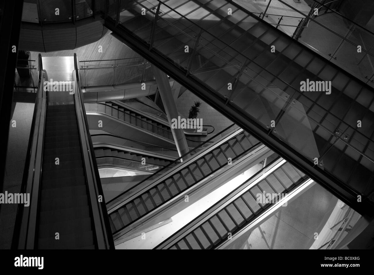 Treppen unter der Kuppel des Victoria Square (Einkaufszentrum) in Belfast, Nordirland, Vereinigtes Königreich, Europa Stockfoto