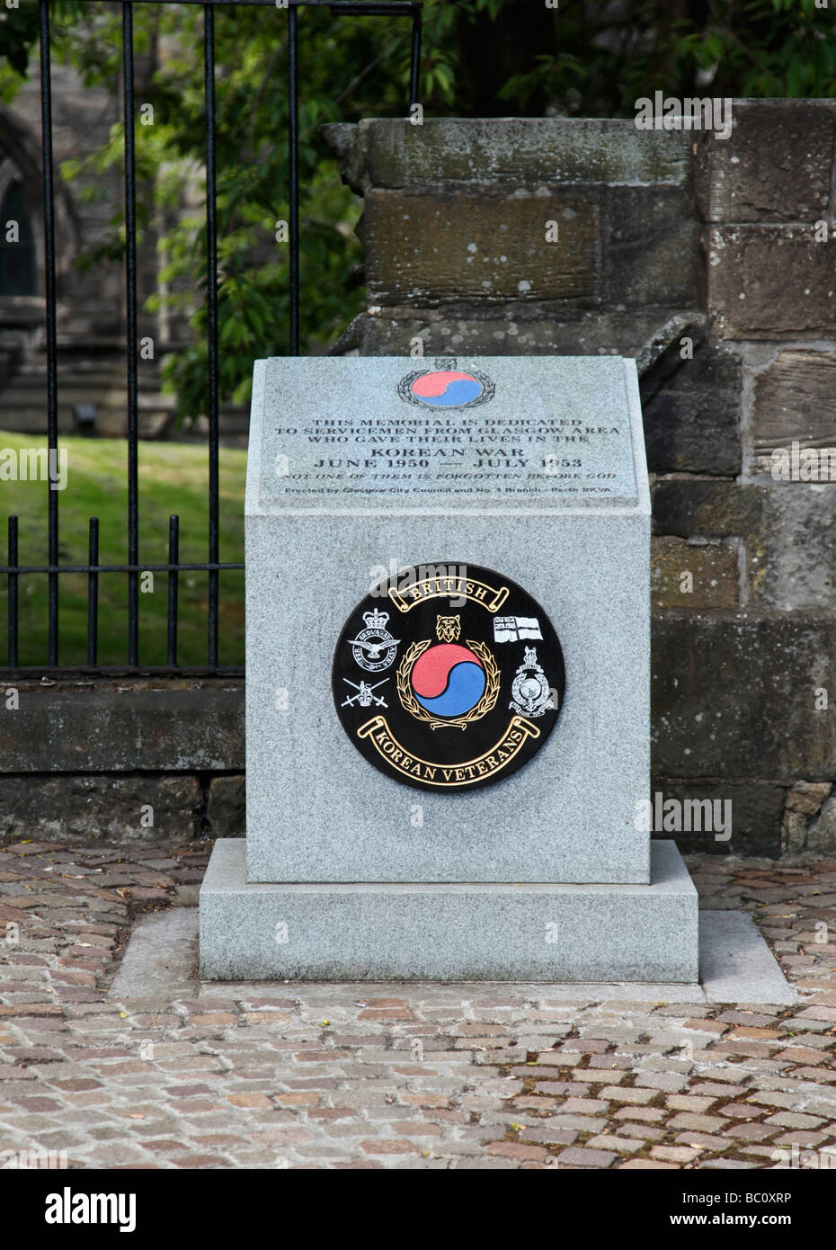 Denkmal für die Soldaten aus der Gegend von Glasgow im Korea-Krieg gestorben; Das Hotel liegt am Eingang der Nekropole Stockfoto