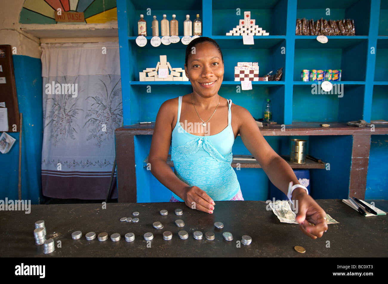 Kubanische Ladenbesitzer counting-Münzen auf der Theke. Trinidad, Kuba. MODEL RELEASE THEMA Stockfoto