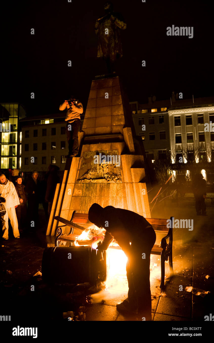 Demonstranten protestieren, außen das isländische Parlament am Dienstag Abend und Didn t aufhören bis 04:00 Mittwochmorgen 21 01 2009 Stockfoto