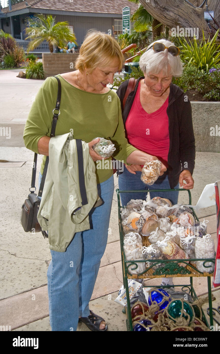 Zwei mittleren Alter Frauen Freunde Vergleich Shop für Geschenke im Freien in Dana Point CA Stockfoto