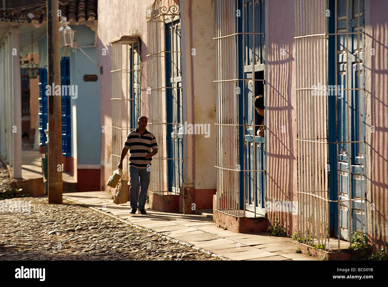 Kubanische Straßenszene. Mann zu Fuß entlang eines bunten Straßen Trinidads. Trinidad, Kuba Stockfoto