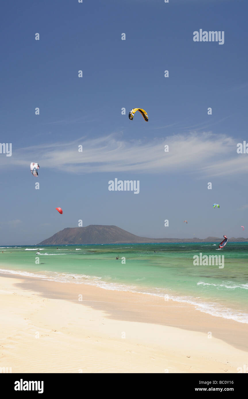 Strand auf der Kanarischen Insel Fuerteventura, Spanien. Isla de Lobos im Hintergrund Stockfoto
