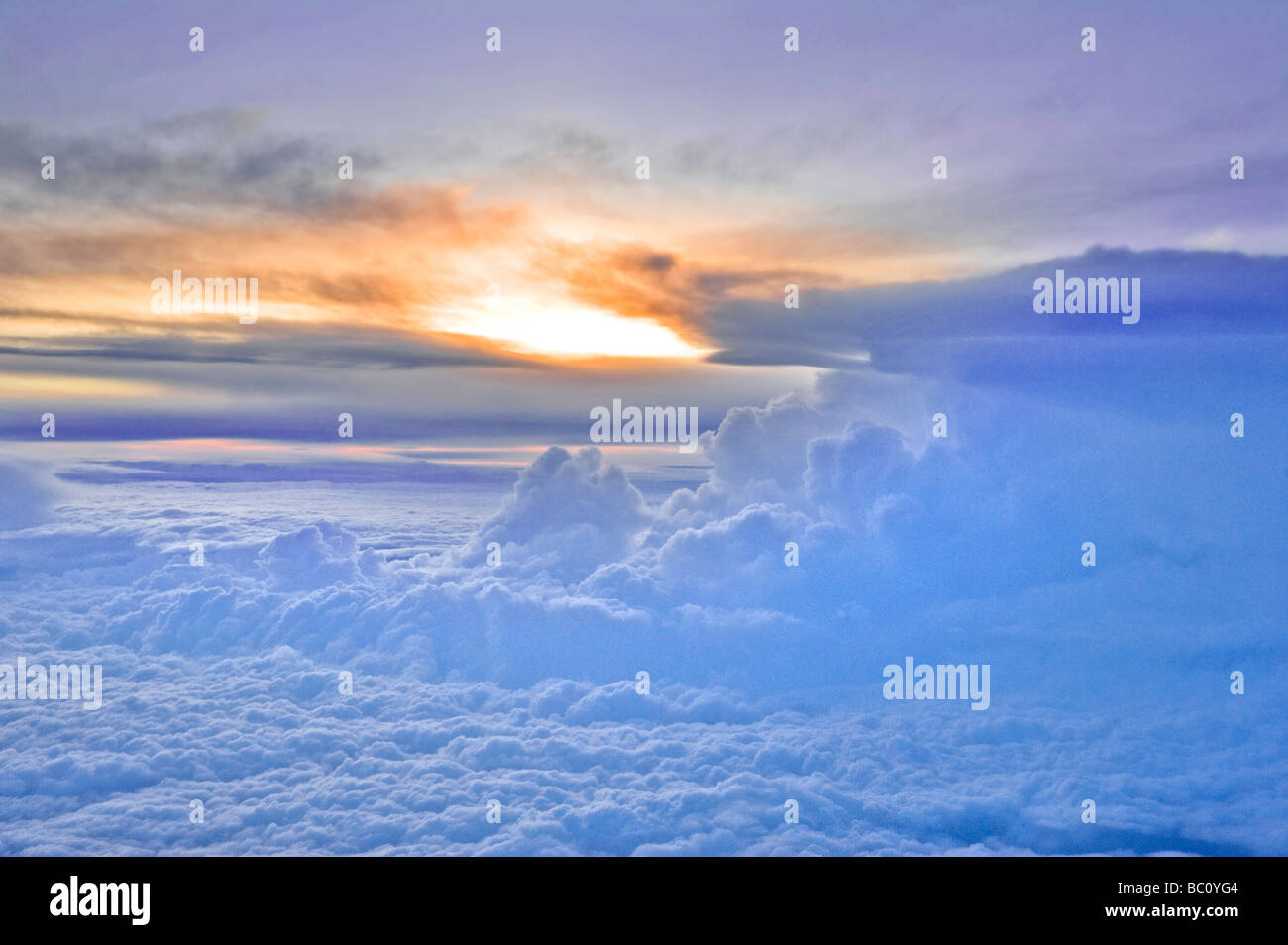 Luftaufnahme von Wolken & Sonnenuntergang Stockfoto
