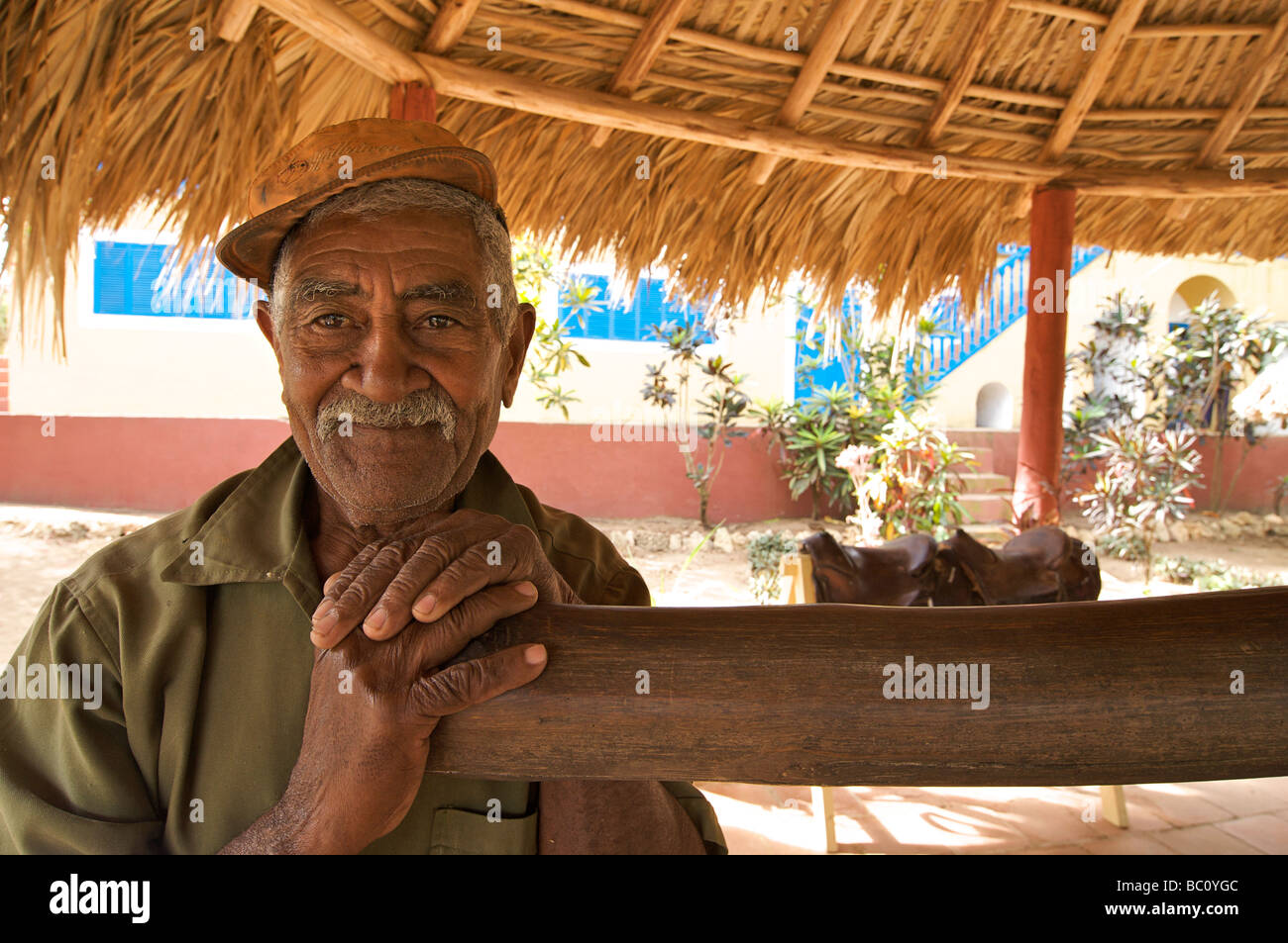 Kubanische Mann an eine Zuckerfabrik. Manaca Ignaza, Valle de Los Ingenios, Kuba Stockfoto