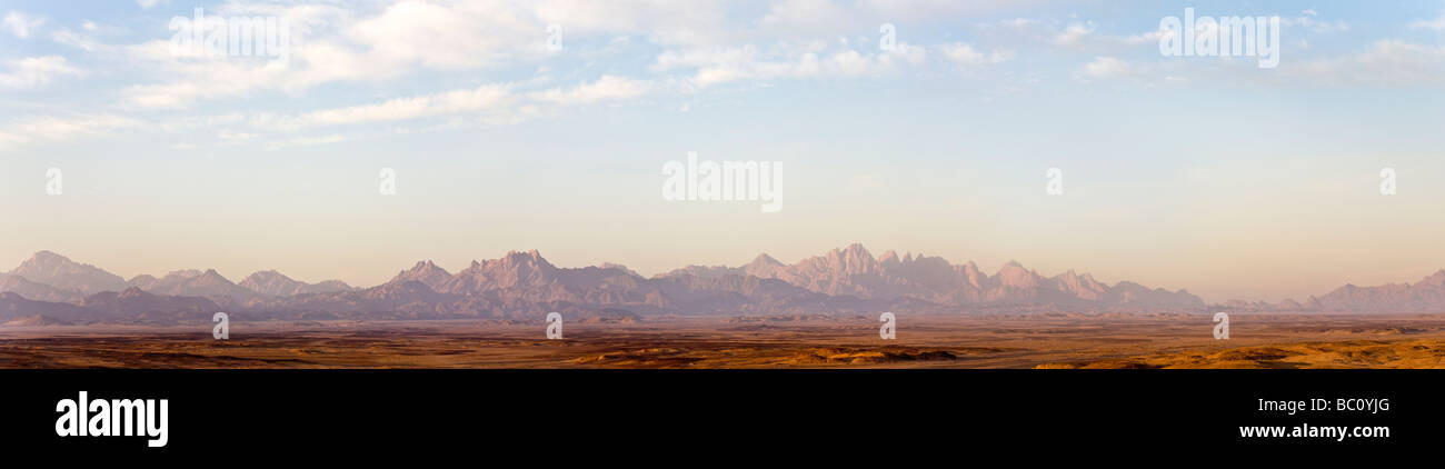Extreme weite Panorama über Wüstenboden zu fernen Bergketten im frühen Morgenlicht, Östliche Wüste von Ägypten, Afrika Stockfoto