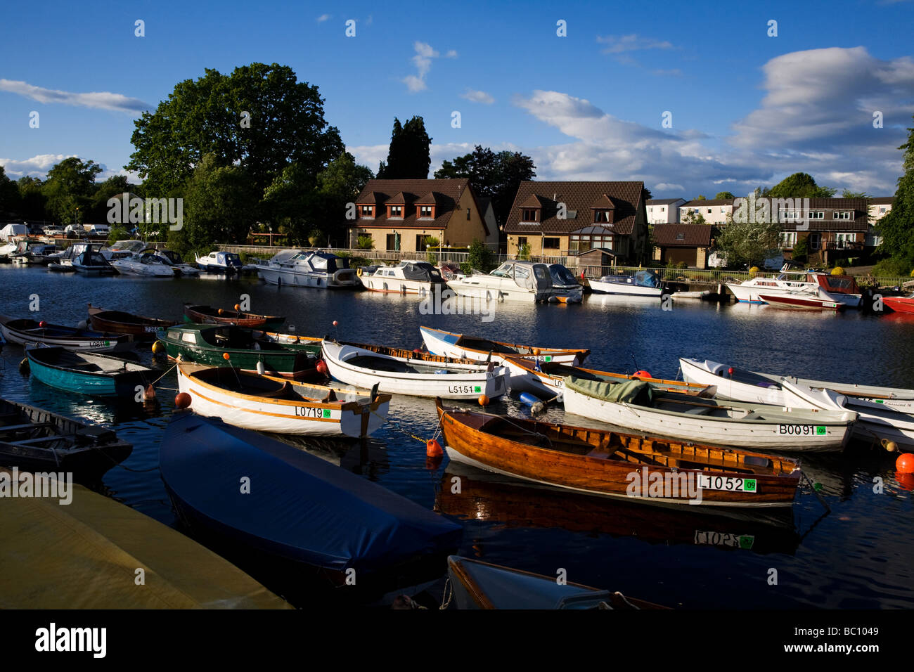 Kleine Boote vor Anker auf dem River Leven, Balloch, West Dumbartonshire, Schottland. Stockfoto