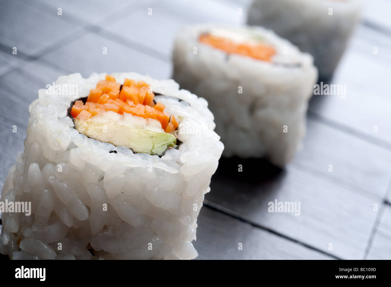 ein gekippter flacher Fokus horizontale Makro 3 Rollen von sushi Stockfoto