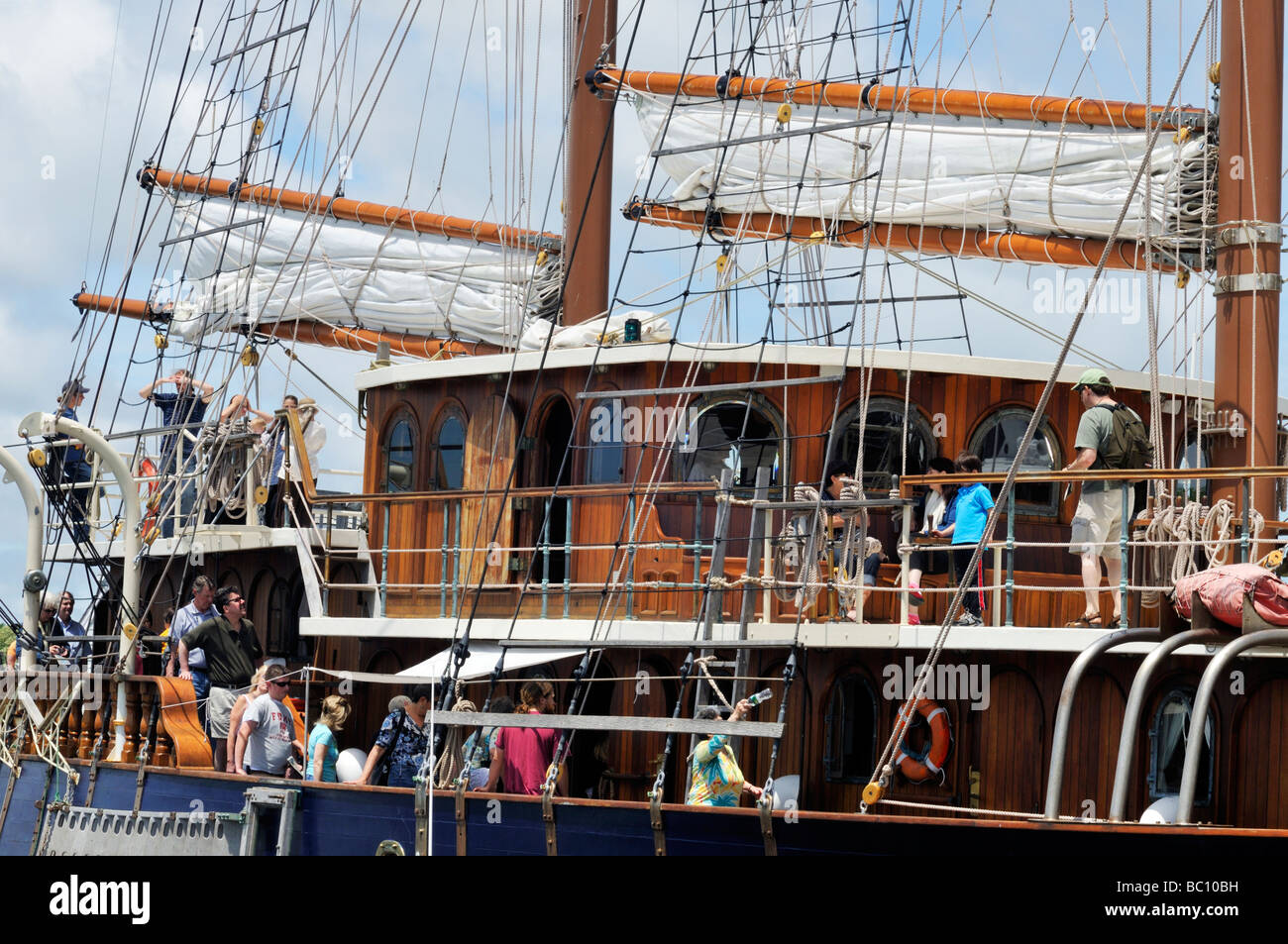 Menschen touring Die barkentine Tall Ship Peacemaker Flaggschiff der 12 Stämme, während in Hyannis Massachusetts angedockt Stockfoto