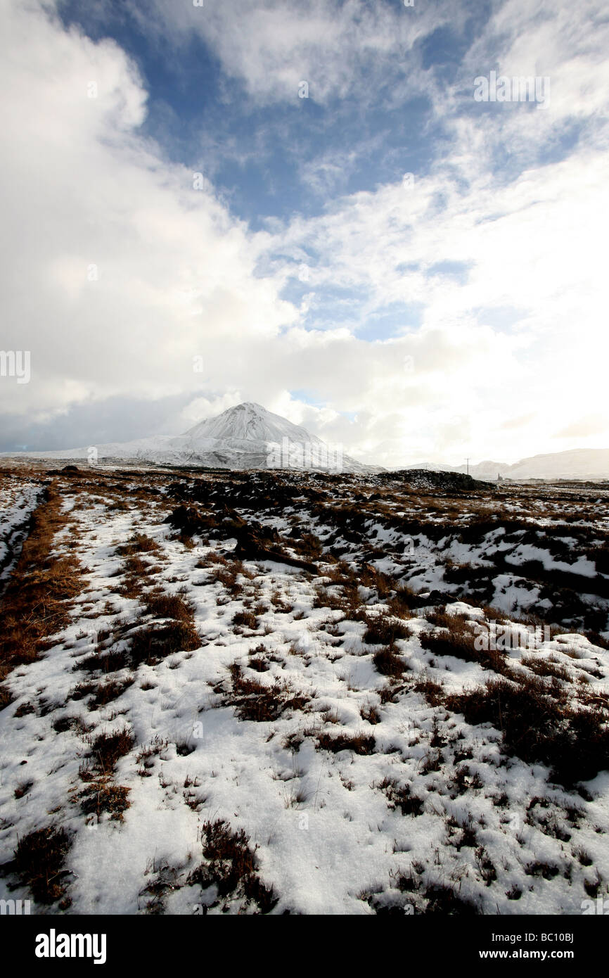Schneebedeckte Errigal Mountain und Torfmoor bei Dunlewey, Co. Donegal Ireland. Stockfoto