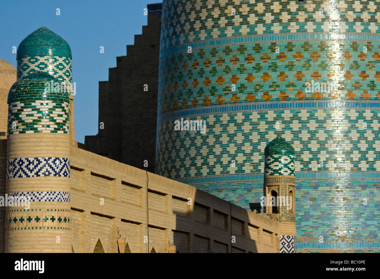 Lieblingswaffe Minarett und Muhammad Amin Khan Medrese in Khiva Uzbeksitan Stockfoto