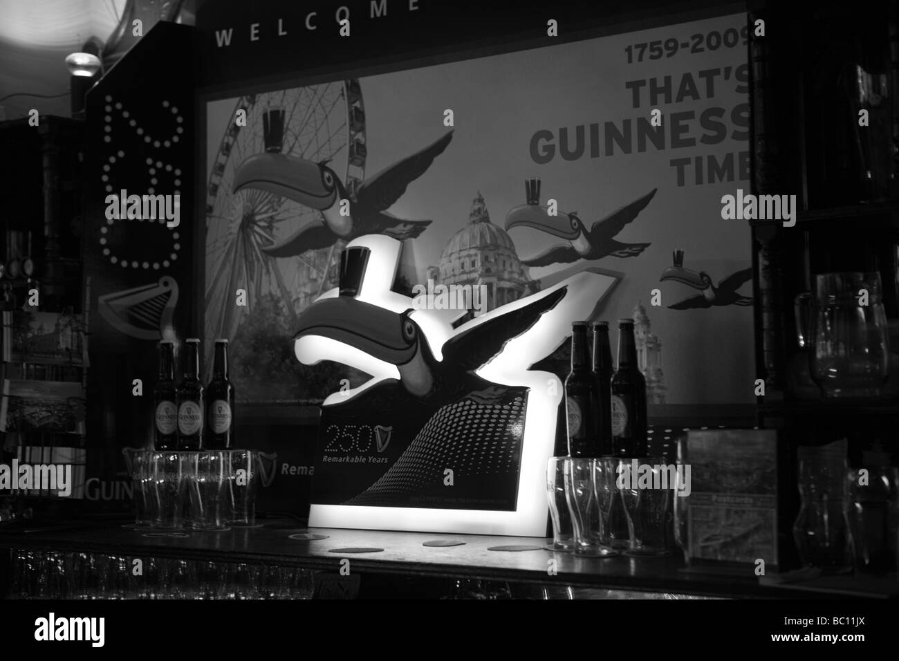 Die Guinness-Zeituhr mit dem Rad, dem Rathaus, in einem Pub, Belfast, Nordirland, Vereinigtes Königreich, UK, GB Stockfoto