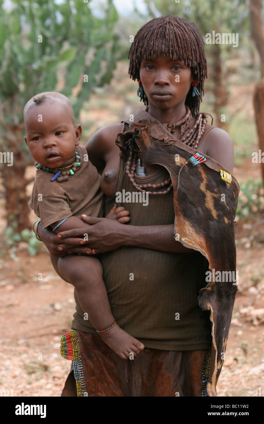 Afrika Äthiopien Omo River Valley Hamer Stamm Frau und baby Stockfoto