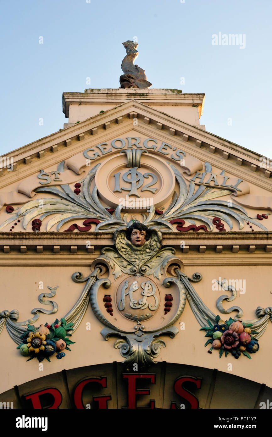 FALMOUTH, CORNWALL - 07. JUNI 2009: Kunstvolle architektonische Details vor der St. Georges Spielhalle Stockfoto FALMOUTH, CORNWALL - 07. JUNI 2009: Kunstvolle architektonische Details vor der St. Georges Spielhalle Stockfoto