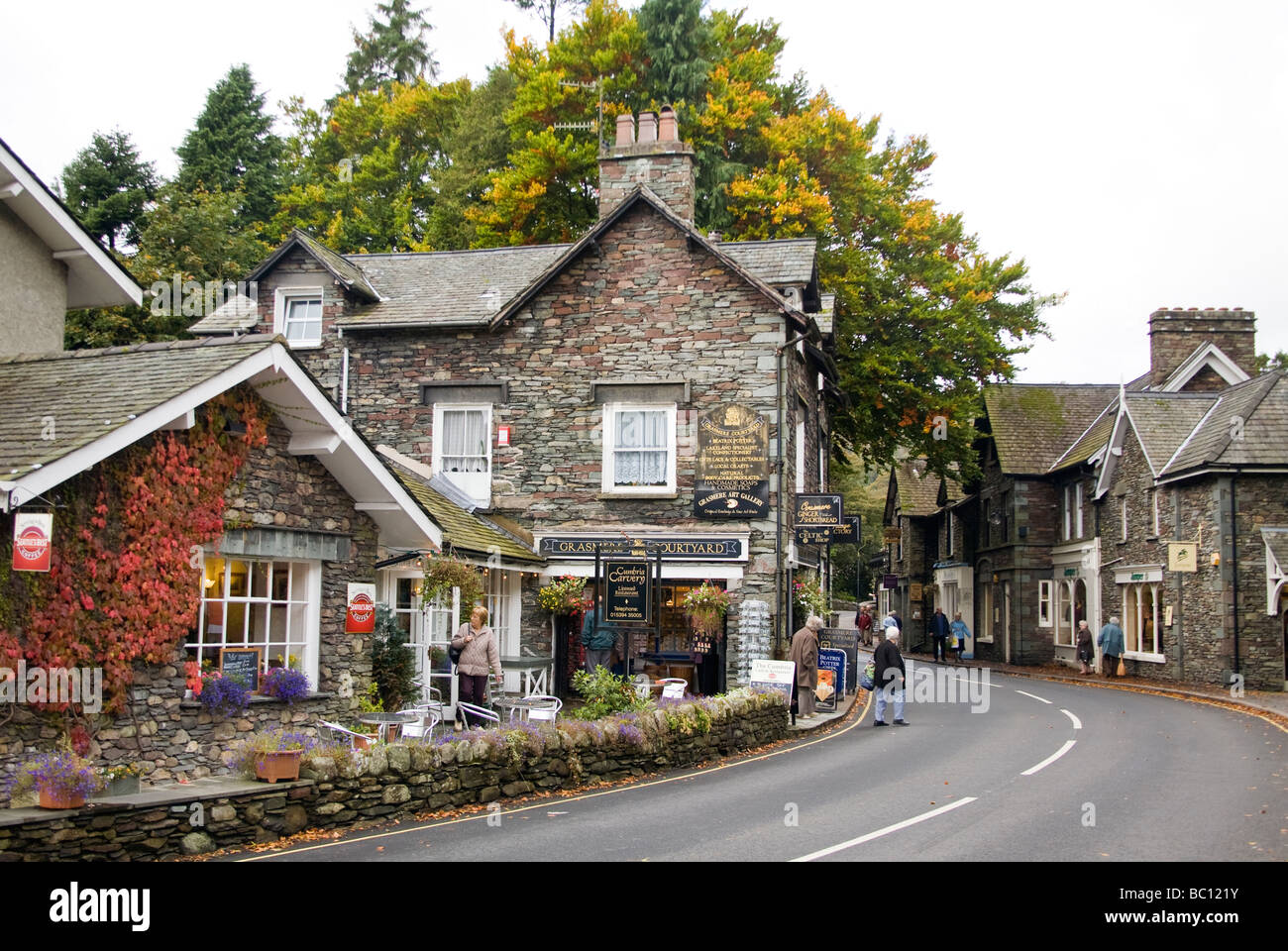 Blick auf die Hauptstraße durch Grasmere, einer Kleinstadt im englischen Lake District. Stockfoto
