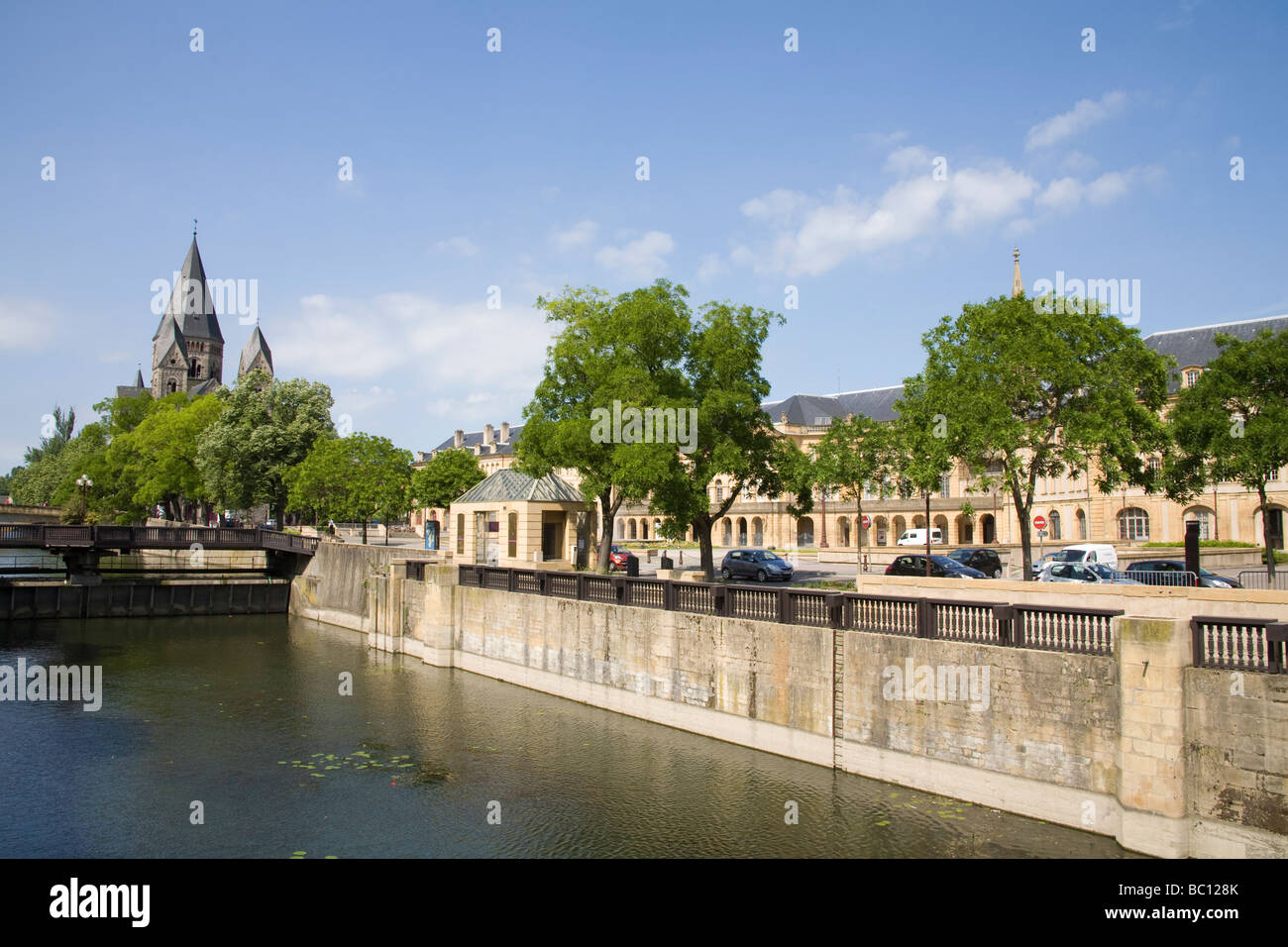 Metz Lothringen Frankreich EU Blick über die Mosel in Richtung Temple Neuf und l ' Opera Theatre Stockfoto