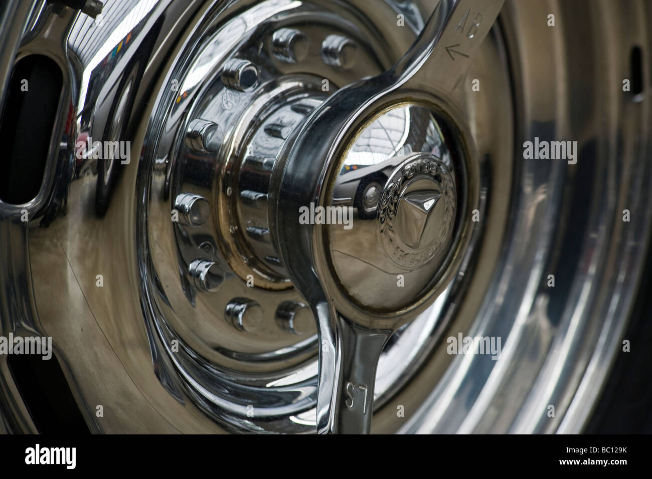 Detail des Mercedes Benz 300 SL Flügeltürer Chrom-Rad Stockfoto