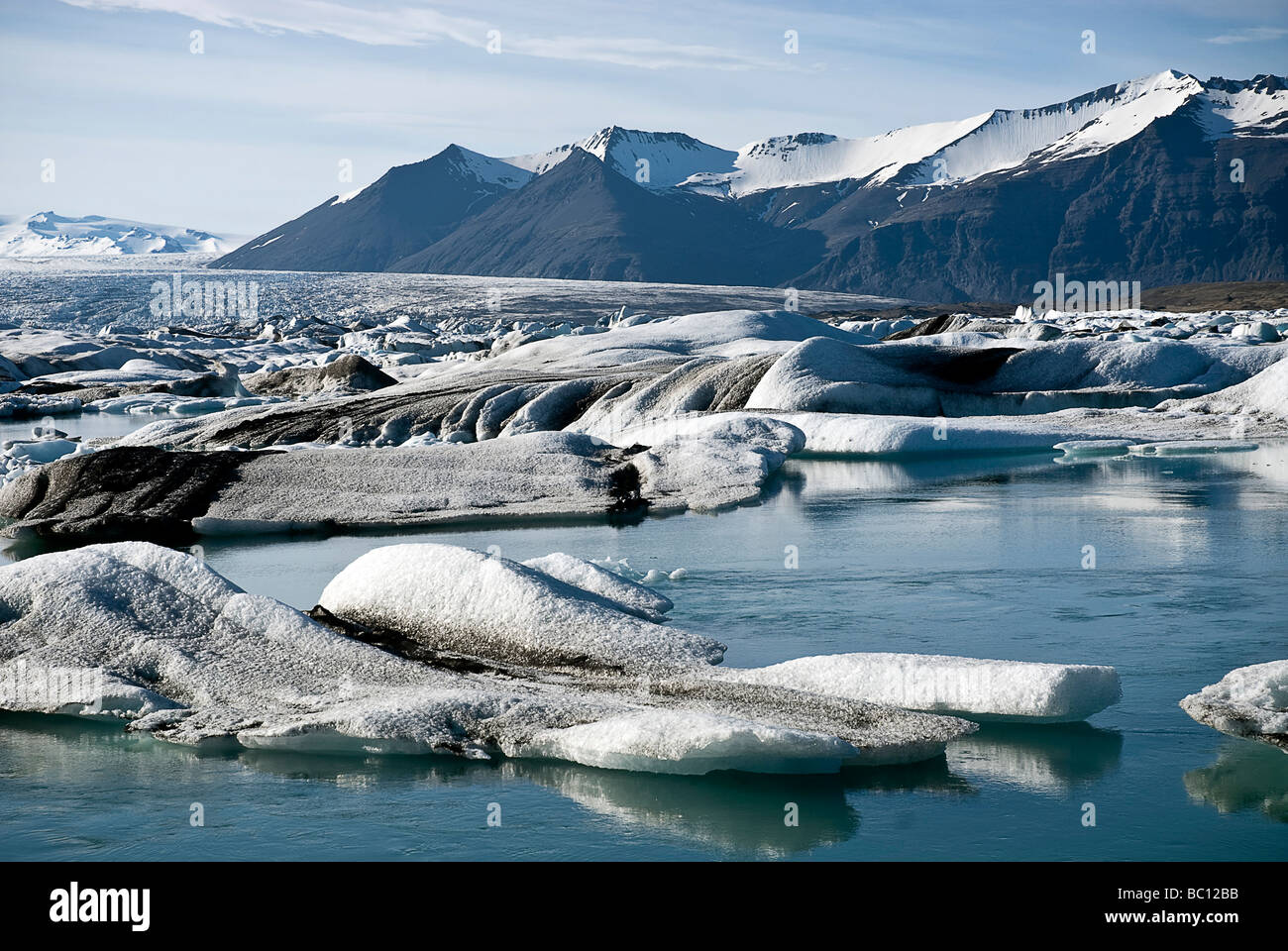 Weckte schwebend in blauen Gletscherlagune Jökulsárlón, in Island Stockfoto