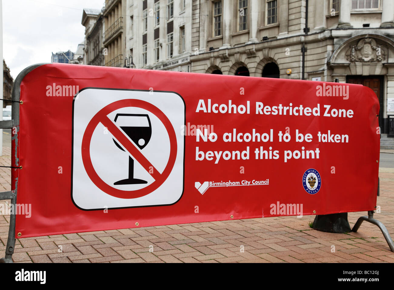 Alkohol eingeschränkt Zone Banner anhalten nehmen Getränke von außerhalb Victoria Platz Birmingham uk Stockfoto