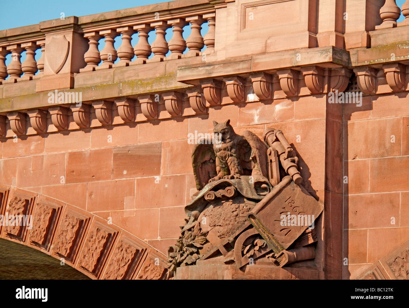 Ein Stein geschnitzte Eule auf der Moltkebrücke Moltke-Brücke über die Spree in Berlin Deutschland Stockfoto