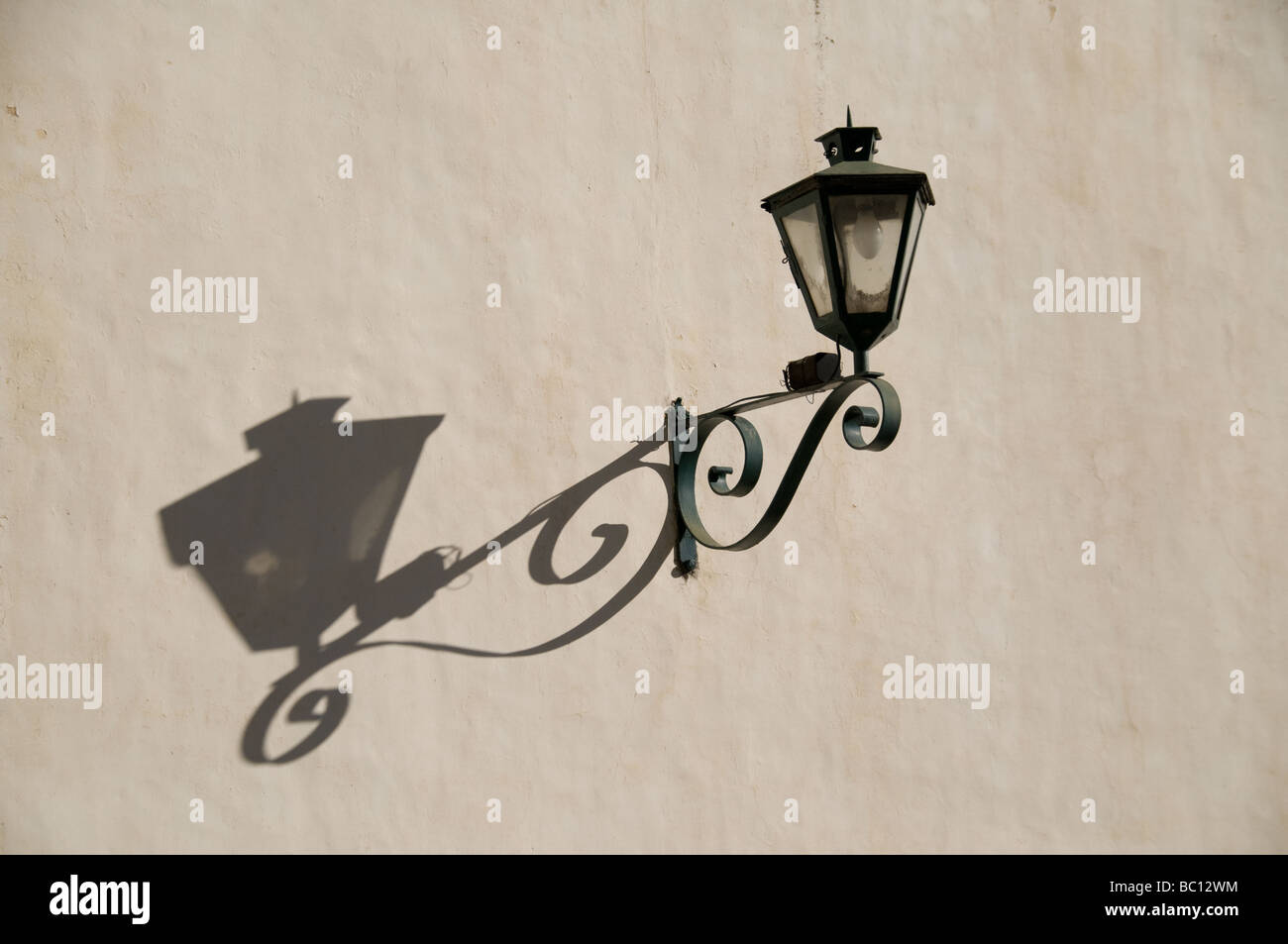 Lampe angebracht zur Wand des Kloster San Bernado, Salta, Argentinien Stockfoto