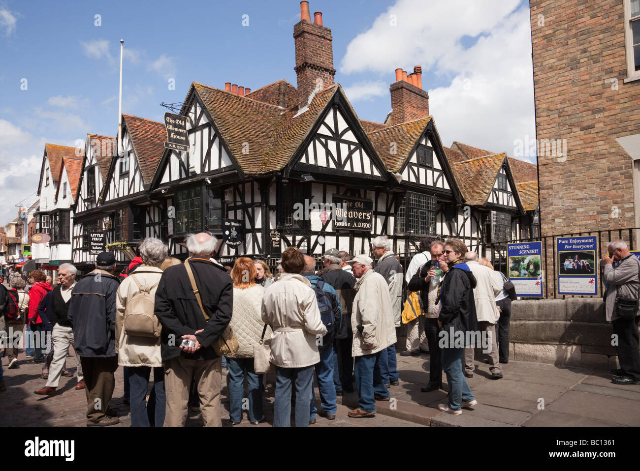Gruppe von Touristen aus dem 16. Jahrhundert das alte Weavers House mit Holzrahmen, das 1500 im Stadtzentrum gebaut wurde. Canterbury Kent England Großbritannien Stockfoto