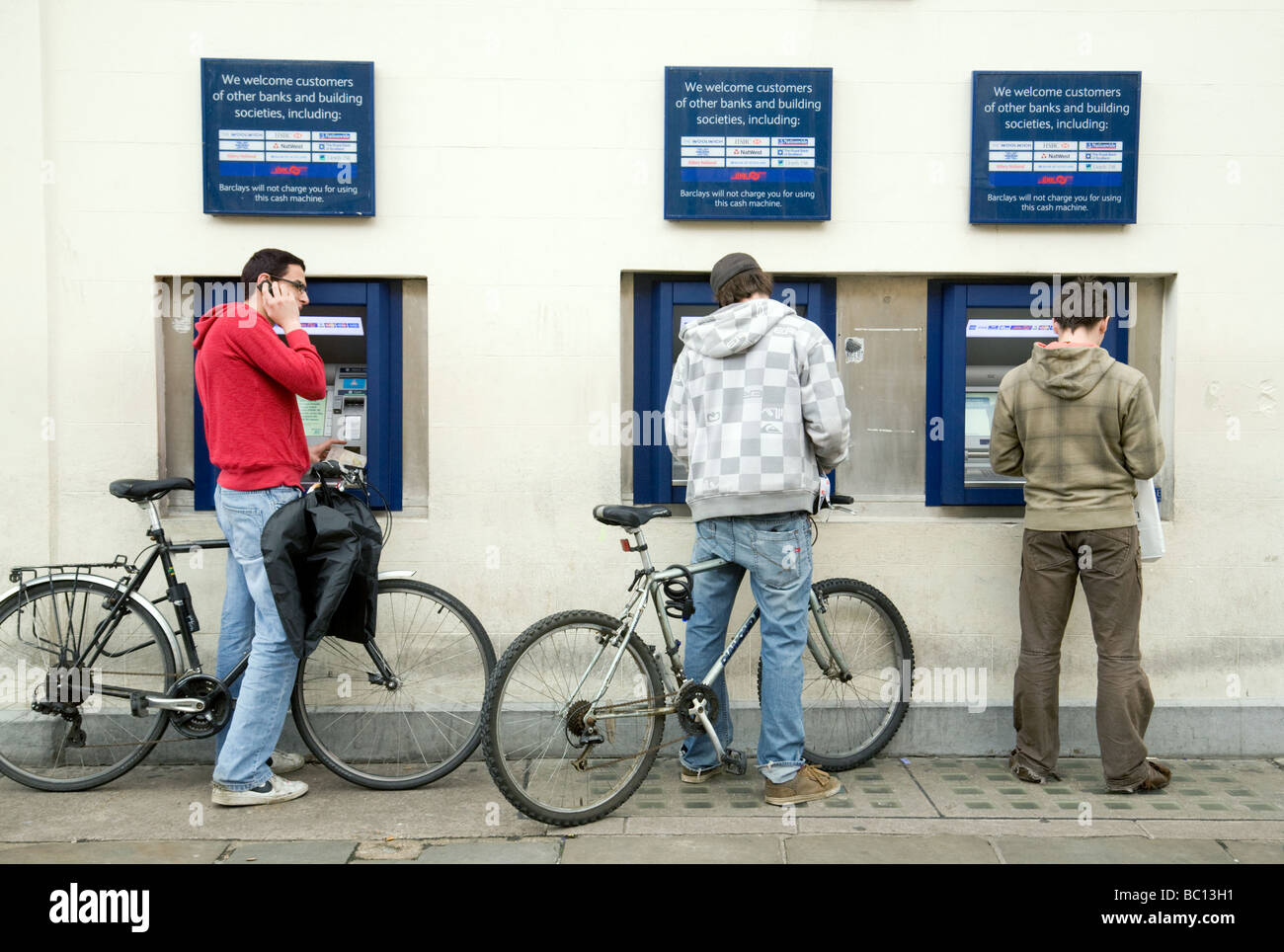 Studenten mit den drei Barclays Bank, Geldautomaten, Marktplatz, Cambridge, Großbritannien Stockfoto