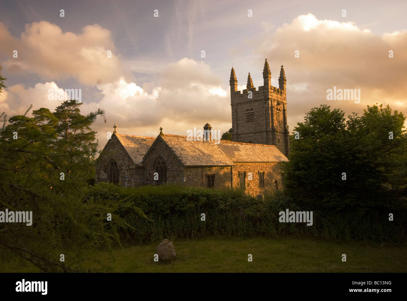 St. Petrocs Kirche, gebadet Lydford im Abendlicht. Stockfoto