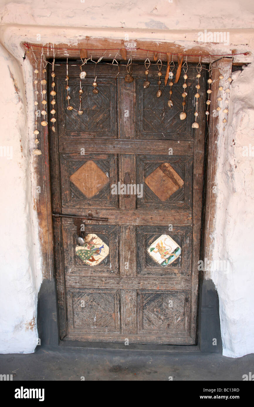 Traditionell eingerichtete Haustür In einem typischen Paroja Stamm Dorf In Orissa, Indien Stockfoto