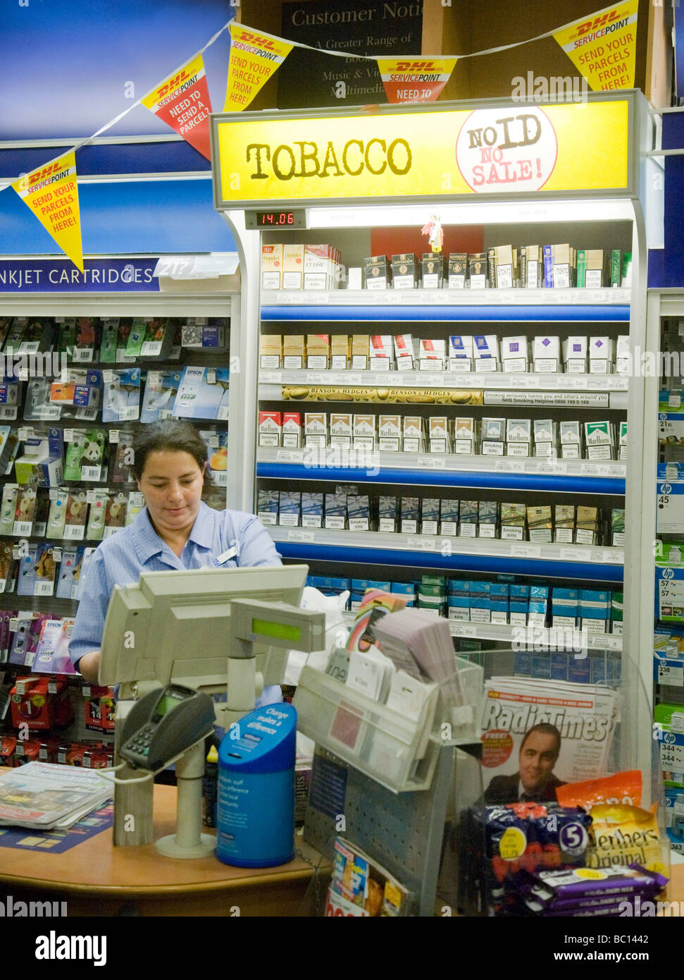Tabak zum Verkauf an der Kasse, WH Smith zu speichern, UK Stockfoto
