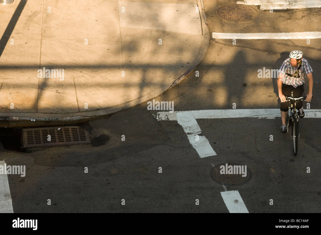 New York NY 12. Juni 2009 Radfahrer mit dem Fahrrad durch den Fleisch-Bezirk im Schatten der High Line Stockfoto