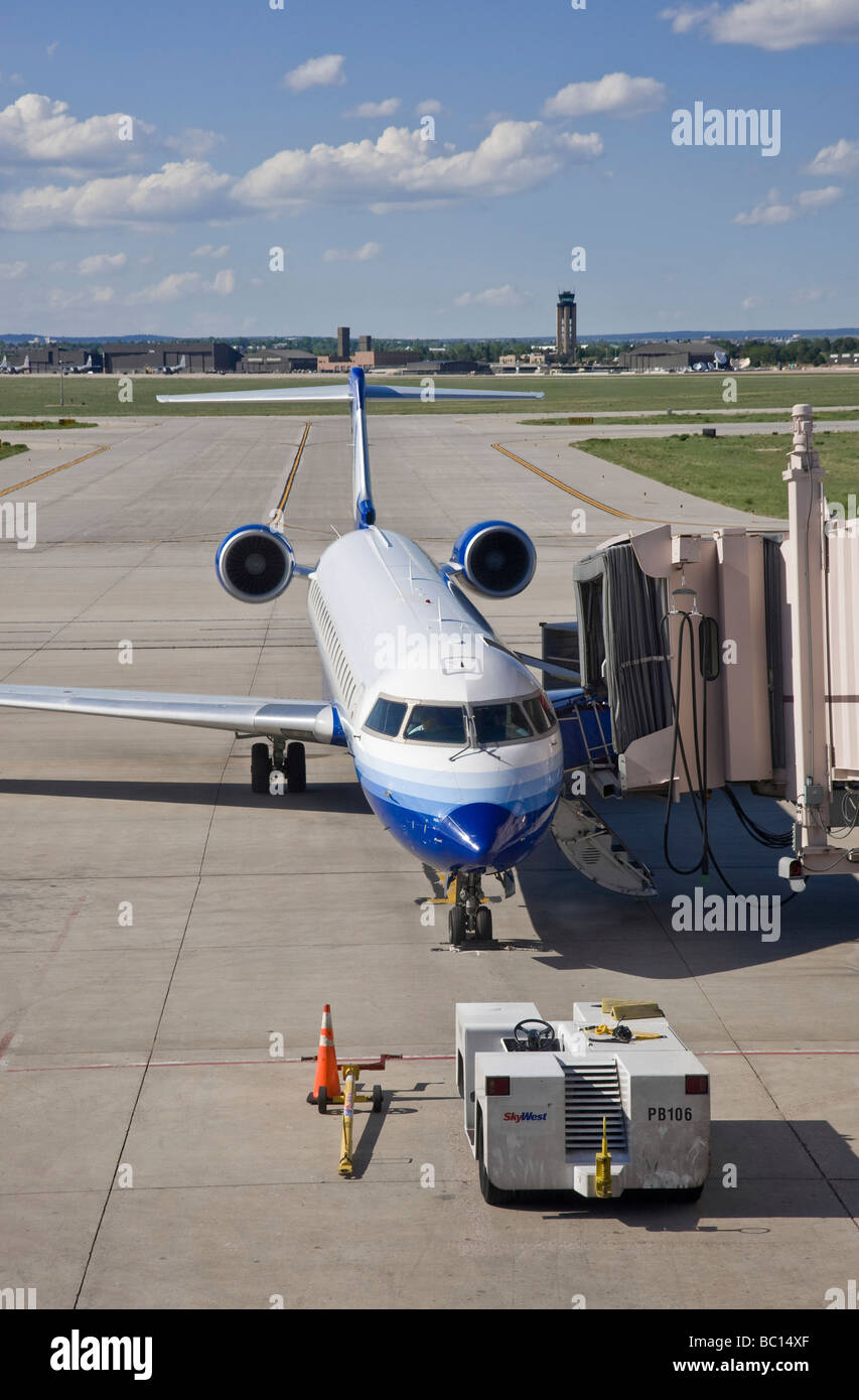 Flugzeug im Flughafen mit Boarding-Rampe Stockfoto