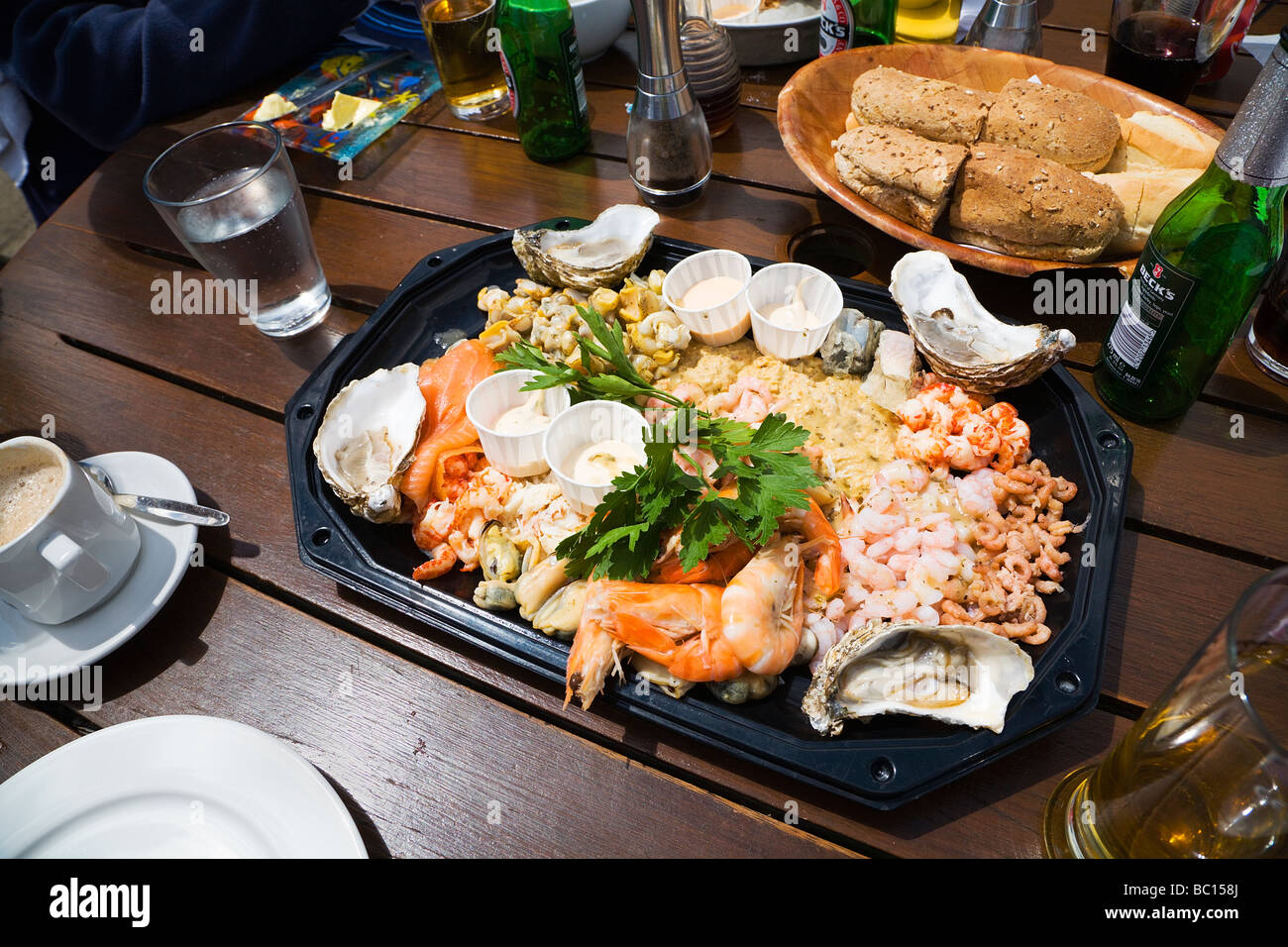 Eine Fischplatte für 4 Personen, serviert in einem Outdoor-Fischrestaurant in der Stadt am Meer von Swanage, Dorset. VEREINIGTES KÖNIGREICH. Stockfoto