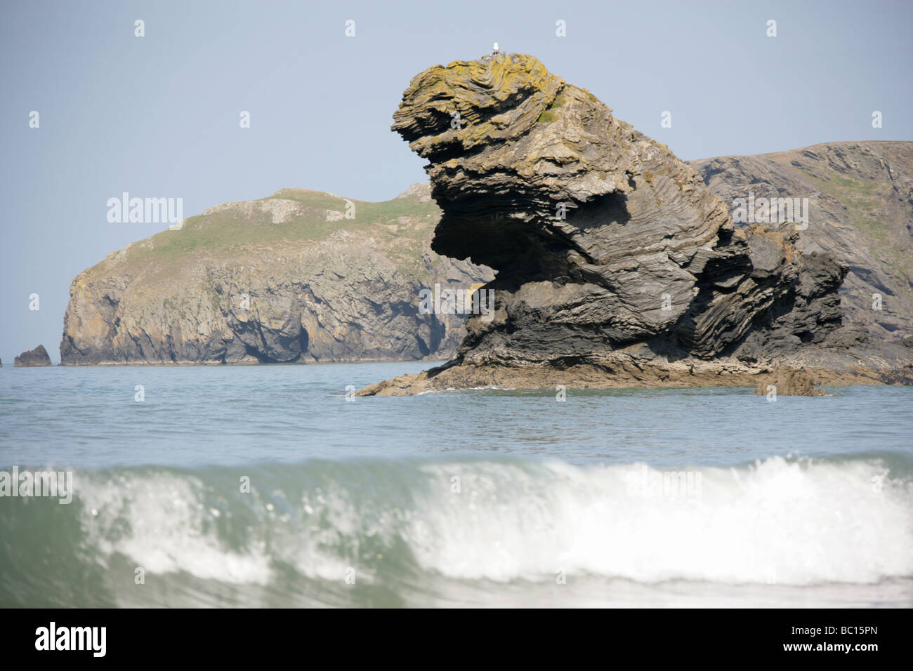 Das Dorf Llangranog, Wales. Nahaufnahme des Bicas Felsens befindet sich nicht weit vom Llangranog Strand. Stockfoto