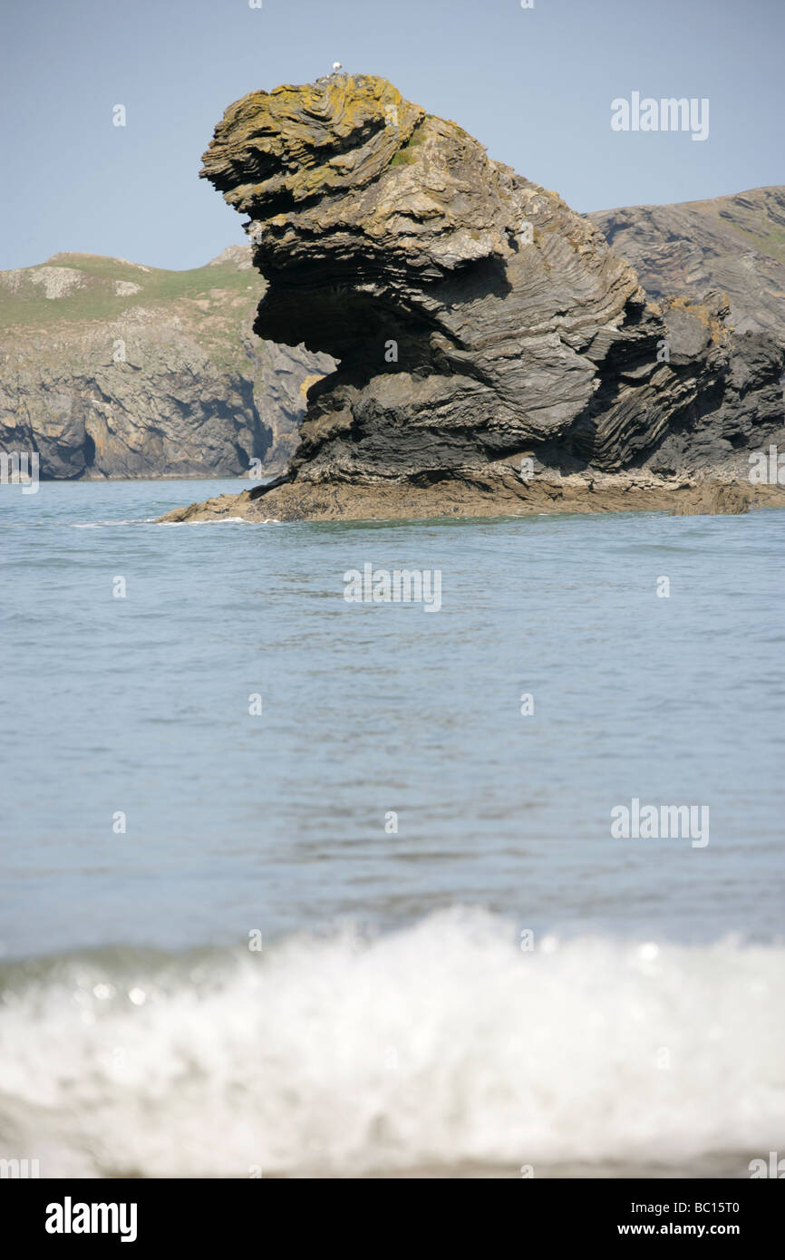 Das Dorf Llangranog, Wales. Nahaufnahme des Bicas Felsens befindet sich nicht weit vom Llangranog Strand. Stockfoto